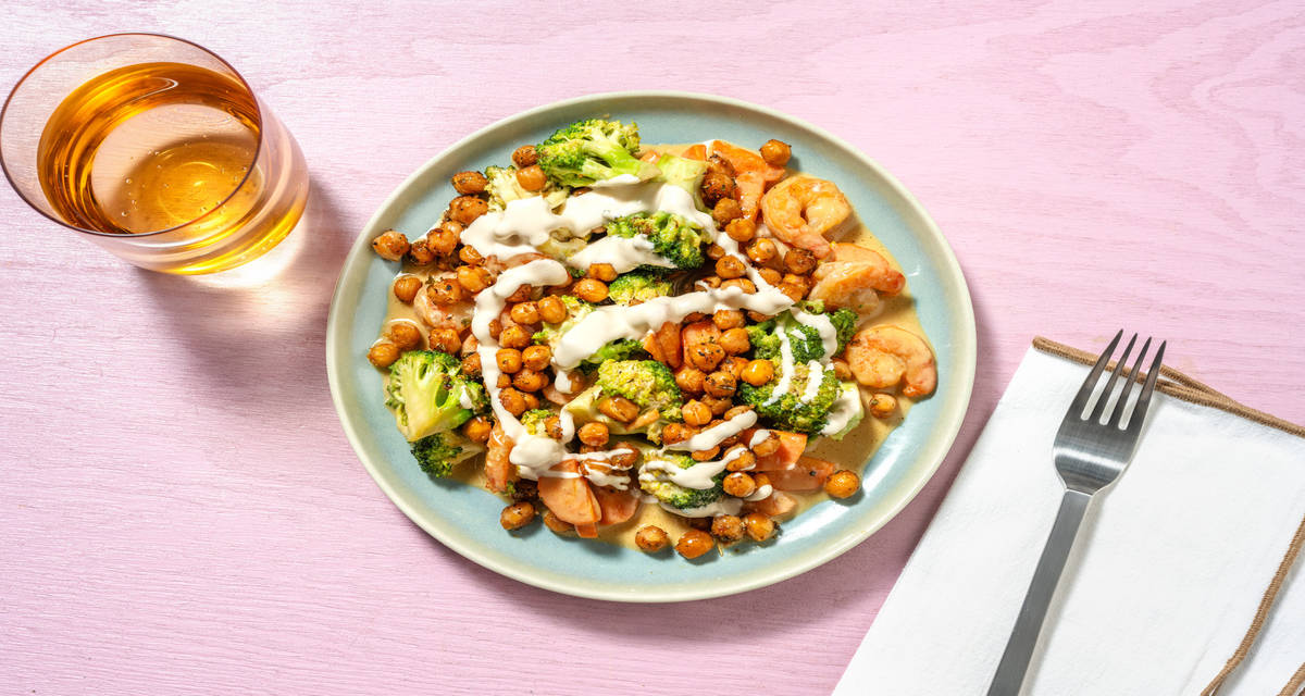 Wok de langostinos salteados y verduras con garbanzos crujientes especiados