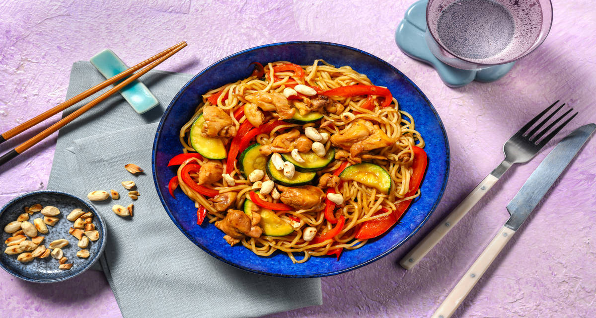 Fideos con pollo al estilo asiático con verduras salteadas y anacardos