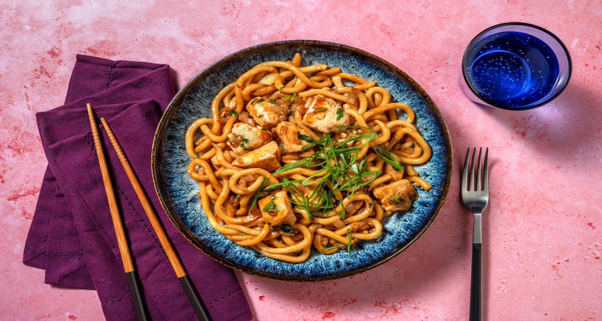 Fideos al cilantro con pollo con especias tailandesas y verduras