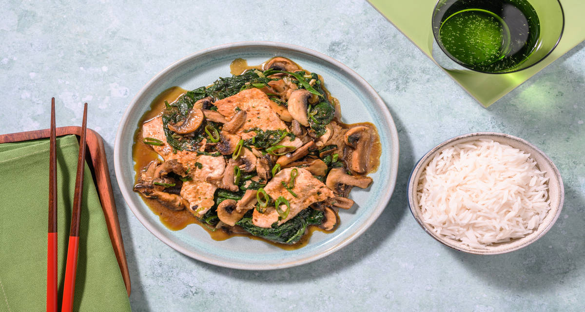 Straccetti di pollo al miso, erbette e funghi con riso Jasmine e salsa di soia