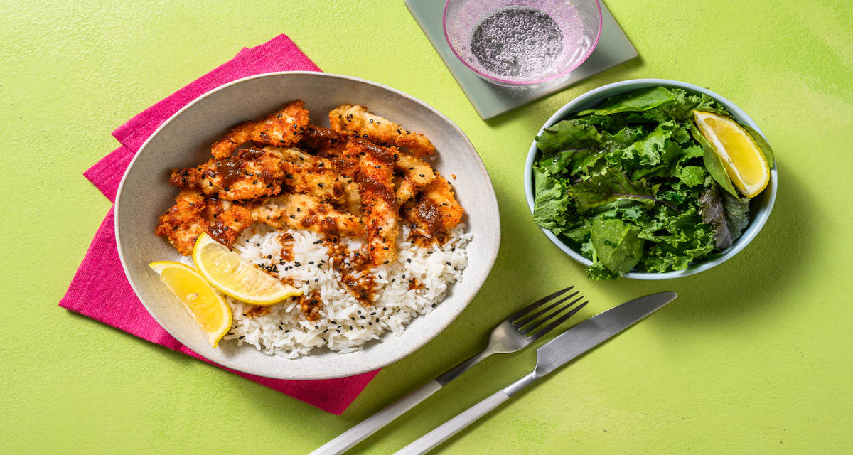 Pollo crispy al sesamo nero con salsa al burro e miso, insalata e riso