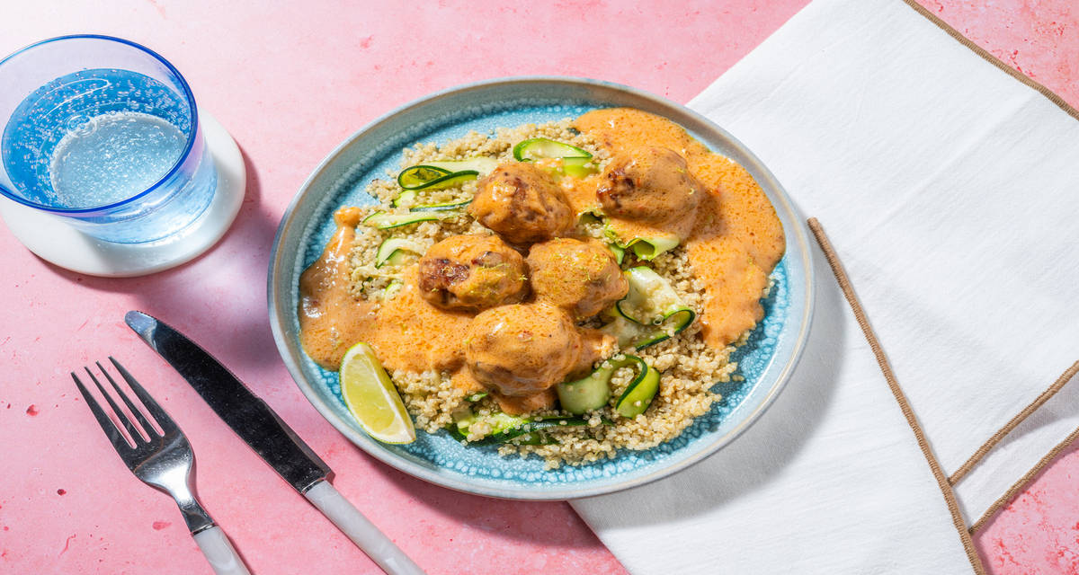 Albóndigas de cerdo con salsa de chipotle acompañadas de quinoa y calabacín con aderezo cítrico
