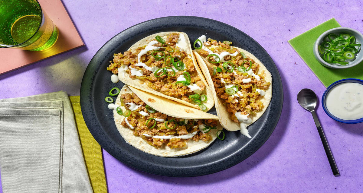 Tacos 'umami' al ragù bianco di suino con pasta di miso, salsa yogurt e porro
