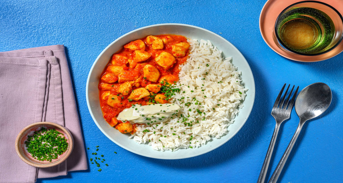 Pollo en salsa cremosa de pimientos con arroz basmati y queso crema al cebollino