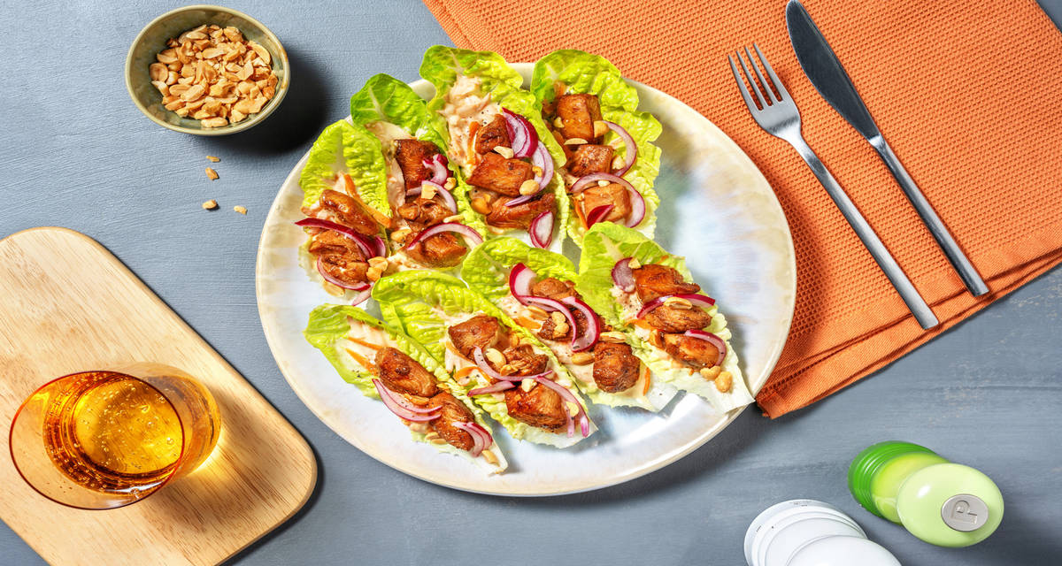 Pollo con marinado oriental en wraps de lechuga con cacahuetes y zanahoria en salsa de mostaza y miel