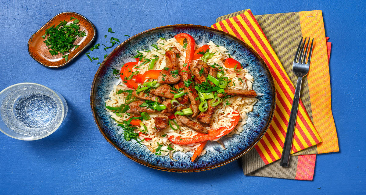 Ternera salteada en vinagreta asiática sobre arroz frito con verduras