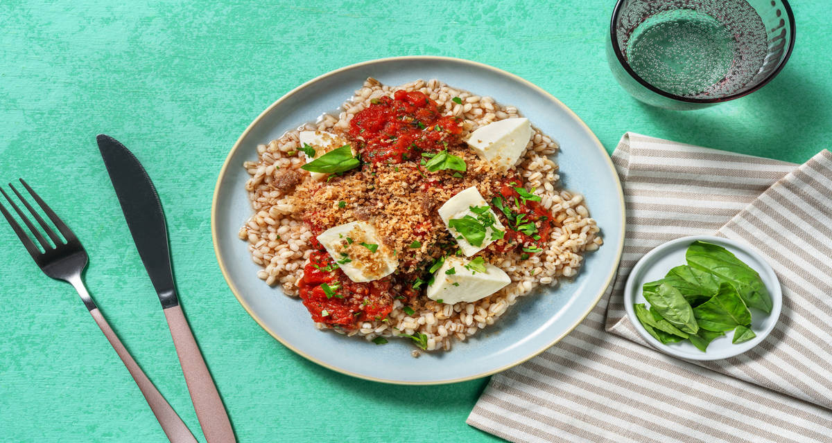 Orzo, briciole alle alici e burrata pugliese con salsa crudaiola ai pomodorini e basilico