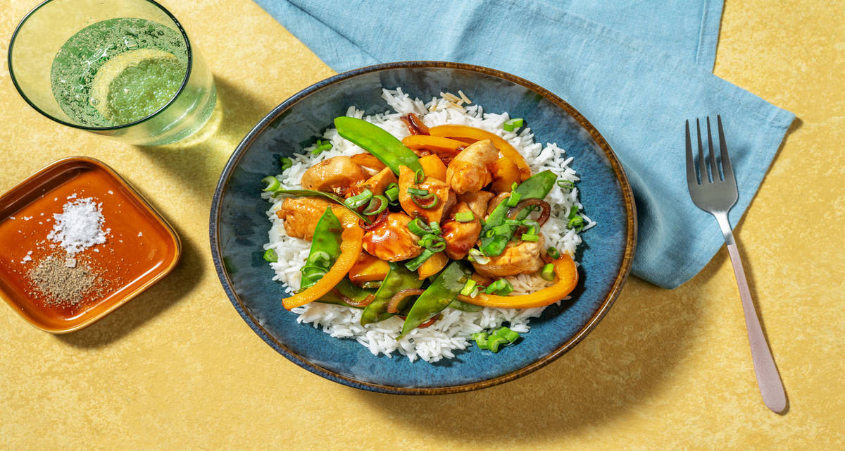 Teppanyaki de pollo con judías verdes con verduras salteadas sobre arroz basmati
