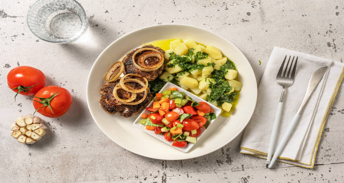 Mini burger di carne, formaggio e basilico con cipolle al balsamico e patate in salsa verde
