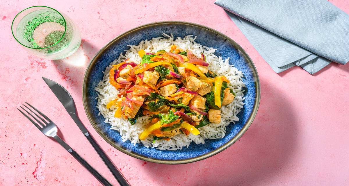 Teppanyaki de pollo con verduras con pimiento y cebolla salteada sobre arroz basmati