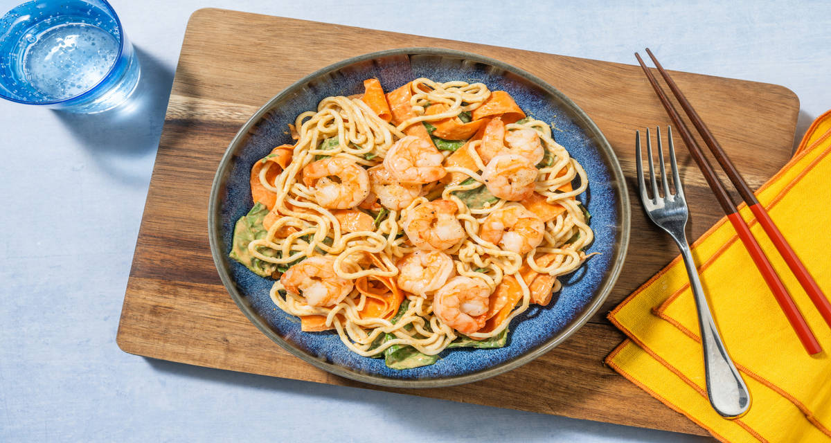 Bol de fideos udon con langostinos con zanahoria encurtida y aliño cítrico de cacahuetes