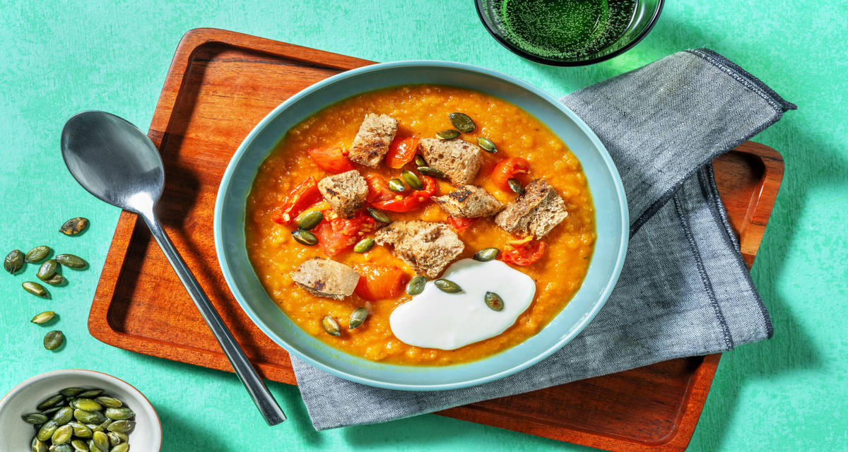 Vellutata di patate dolci e stracchino con pomodori secchi e semi di zucca