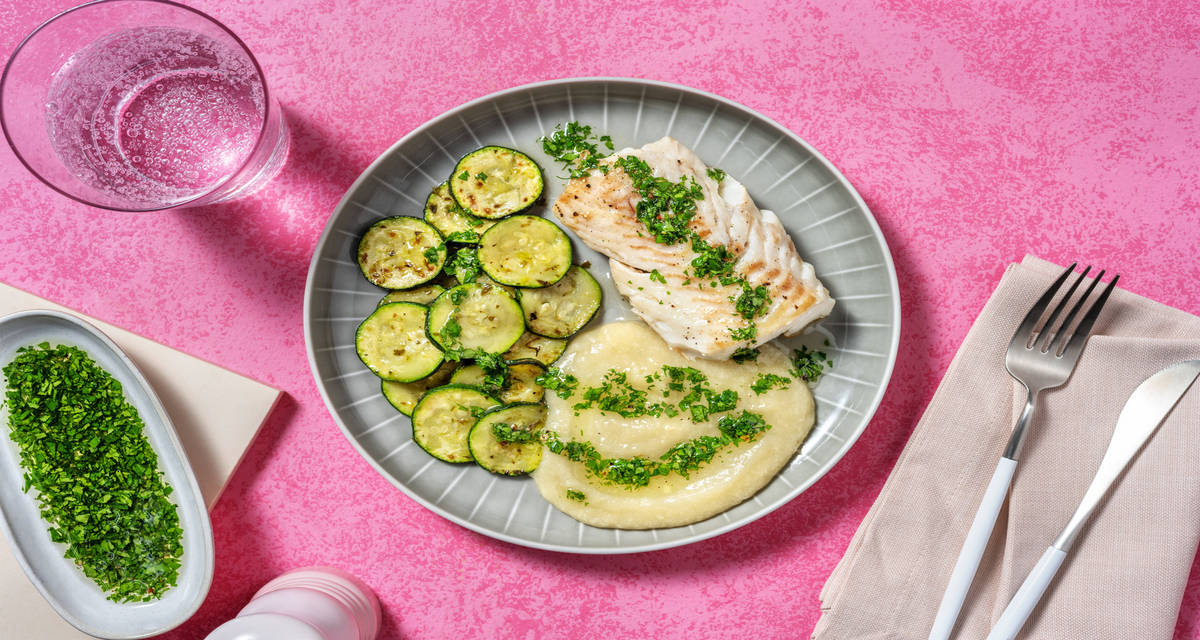 Bacalao a la plancha con puré de manzana con calabacín salteado y aderezo de perejil