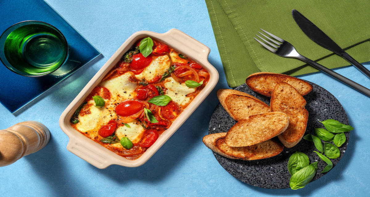 Shakshuka piccante di mozzarella con spezie, pomodorini e pane tostato