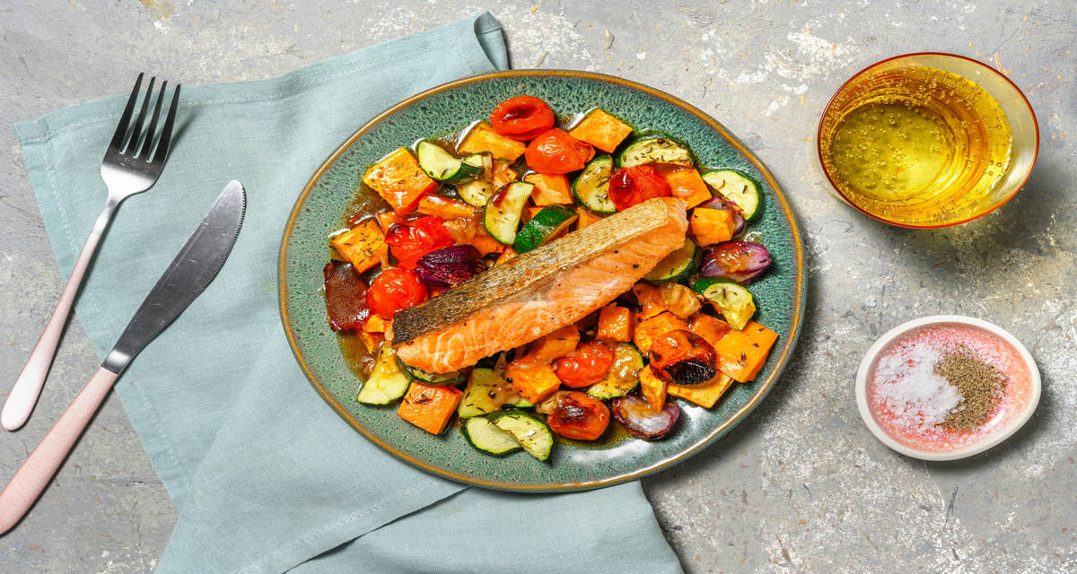 Salmón al horno con vinagreta de miel acompañado de verduras asadas
