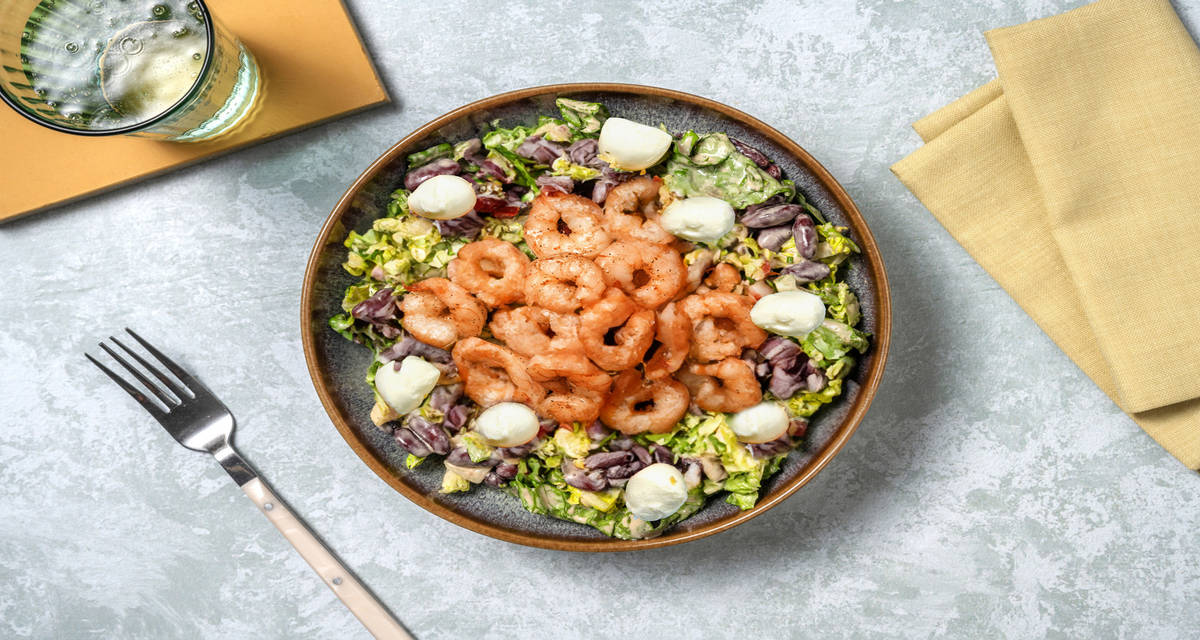 Ensalada de judías rojas y langostinos con mini mozzarellas y vinagreta de queso crema