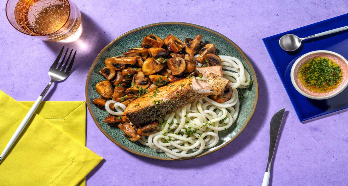 Salmón con setas caramelizadas acompañado de fideos fríos y aceite de cilantro