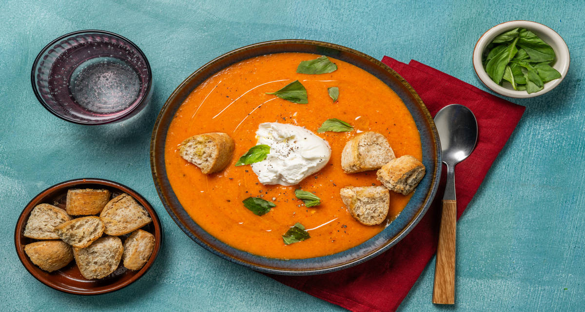 Burrata pugliese su gazpacho ai peperoni con pomodoro, basilico e crostini croccanti