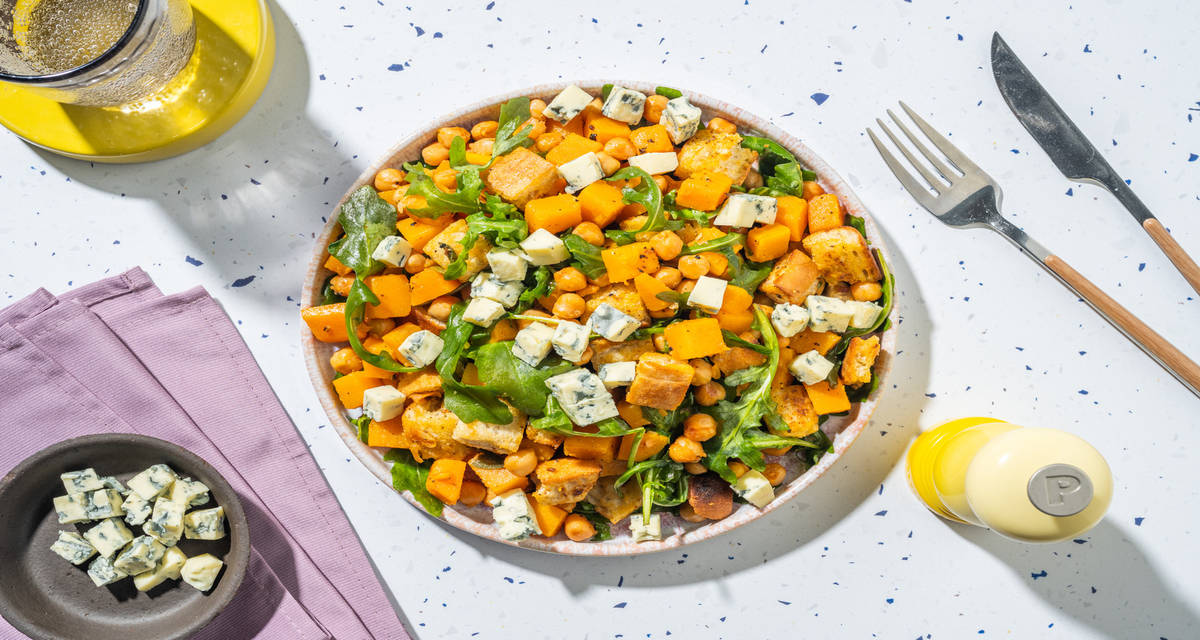 Panzanella tiepida ai ceci e gorgonzola Dop con paprica, zucca e rucola