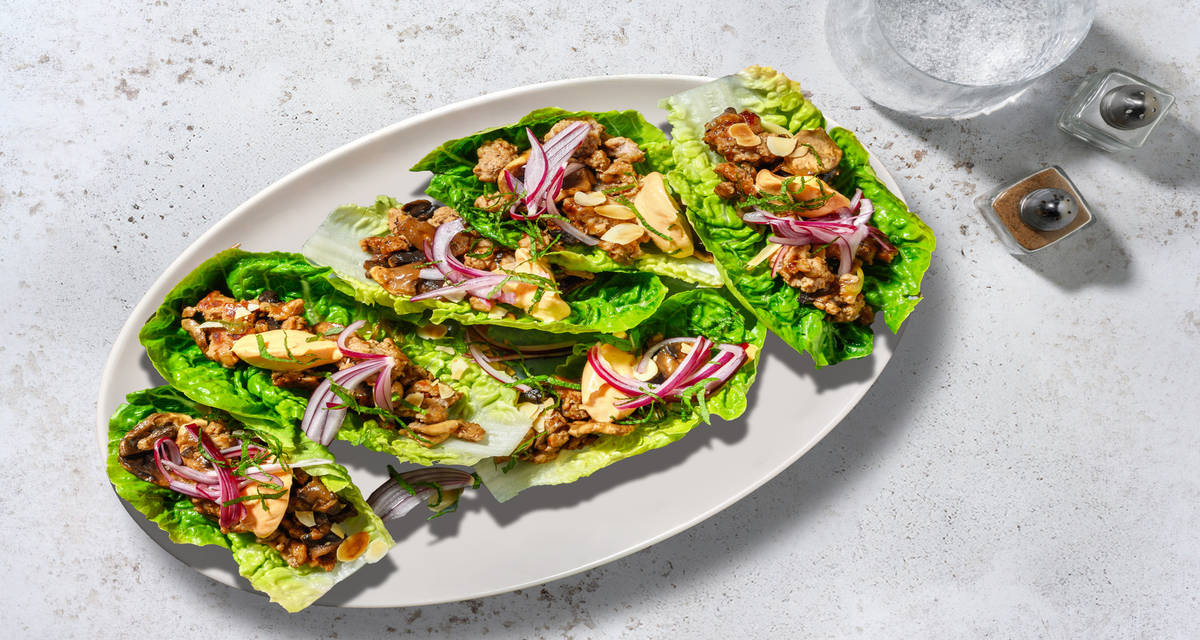 Tacos de lechuga con cerdo y almendras con cebolla encurtida y mayonesa de sriracha