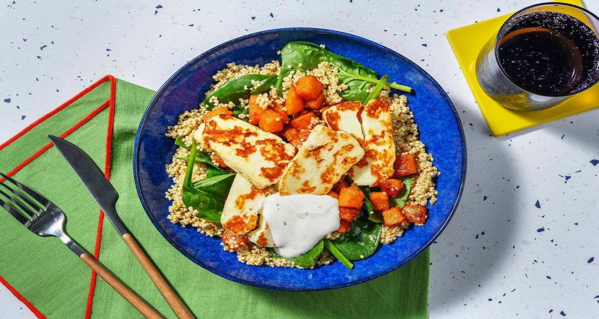 Quinoa, zucca e formaggio grigliato con spinacino e yogurt al miele