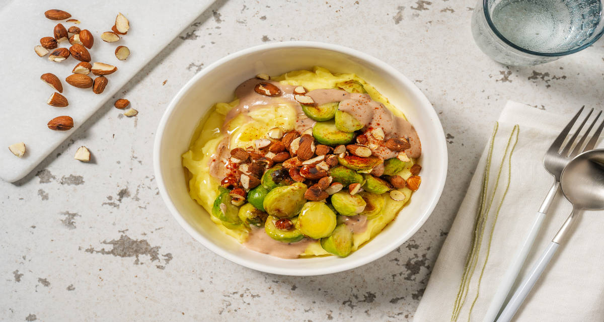 Crema soffice di patate e salsa alle alici con cavolini di Bruxelles e noci tostate