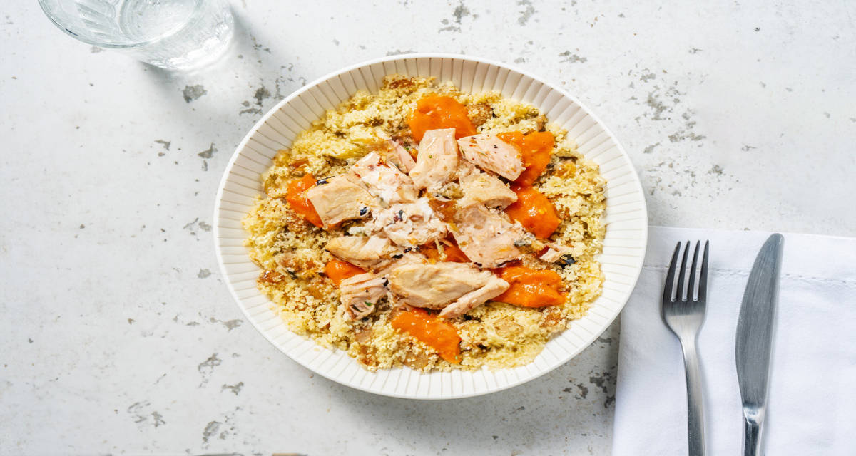 Couscous allo sgombro e pomodorini con olive, cipolla rosolata e prezzemolo fresco