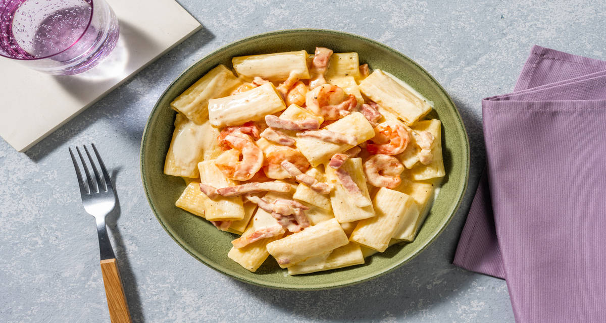 Rigatoni con langostinos y bacon en salsa cremosa de queso