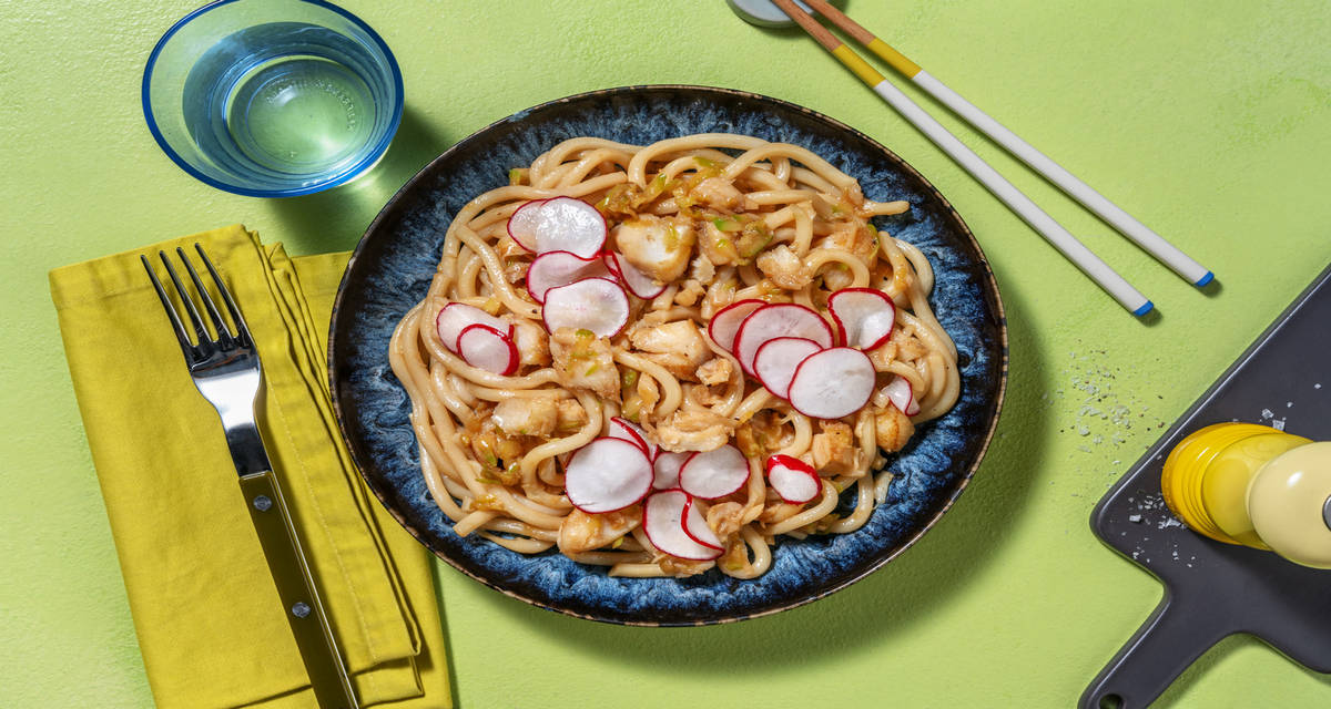 Udon e merluzzo saltati alla soia con zucchine al mirin e ravanelli marinati