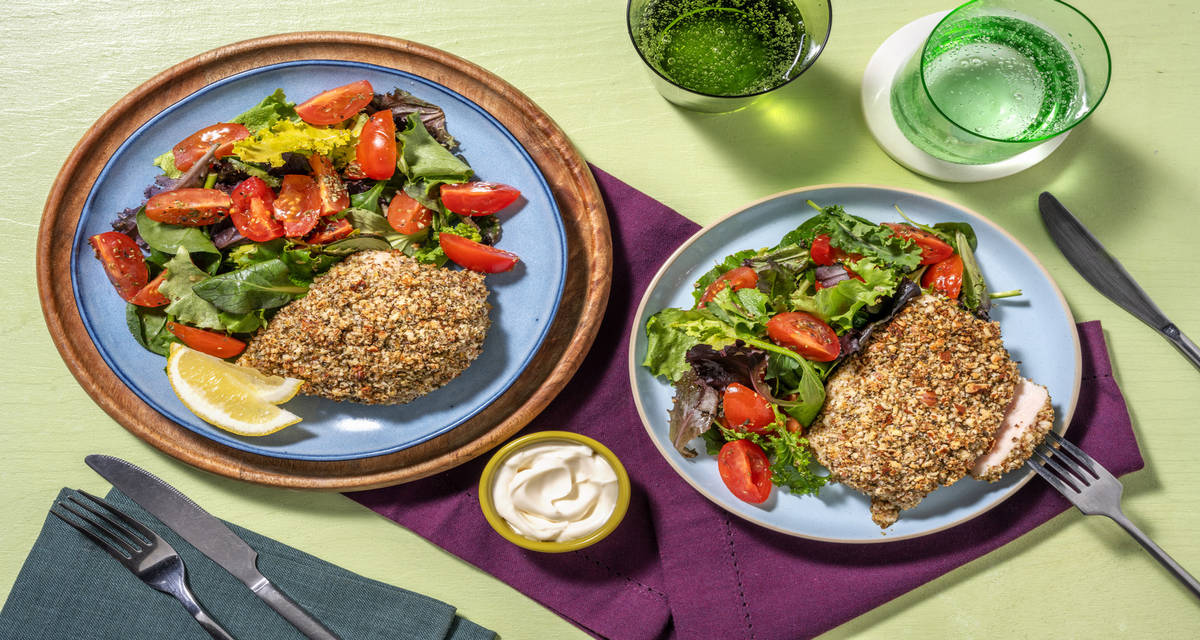 Pollo croccante alle mandorle e formaggio con insalata e pomodorini all'origano