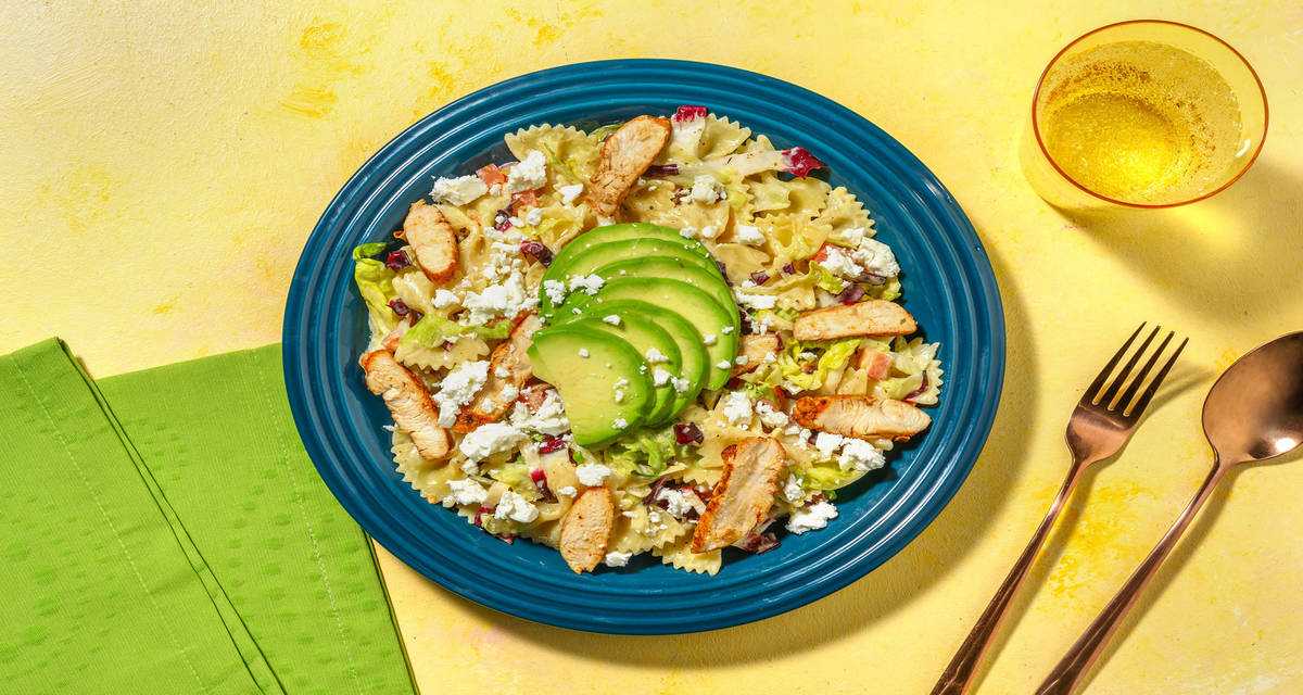 Pastasalade met kip en avocado met honing-mosterddressing en feta