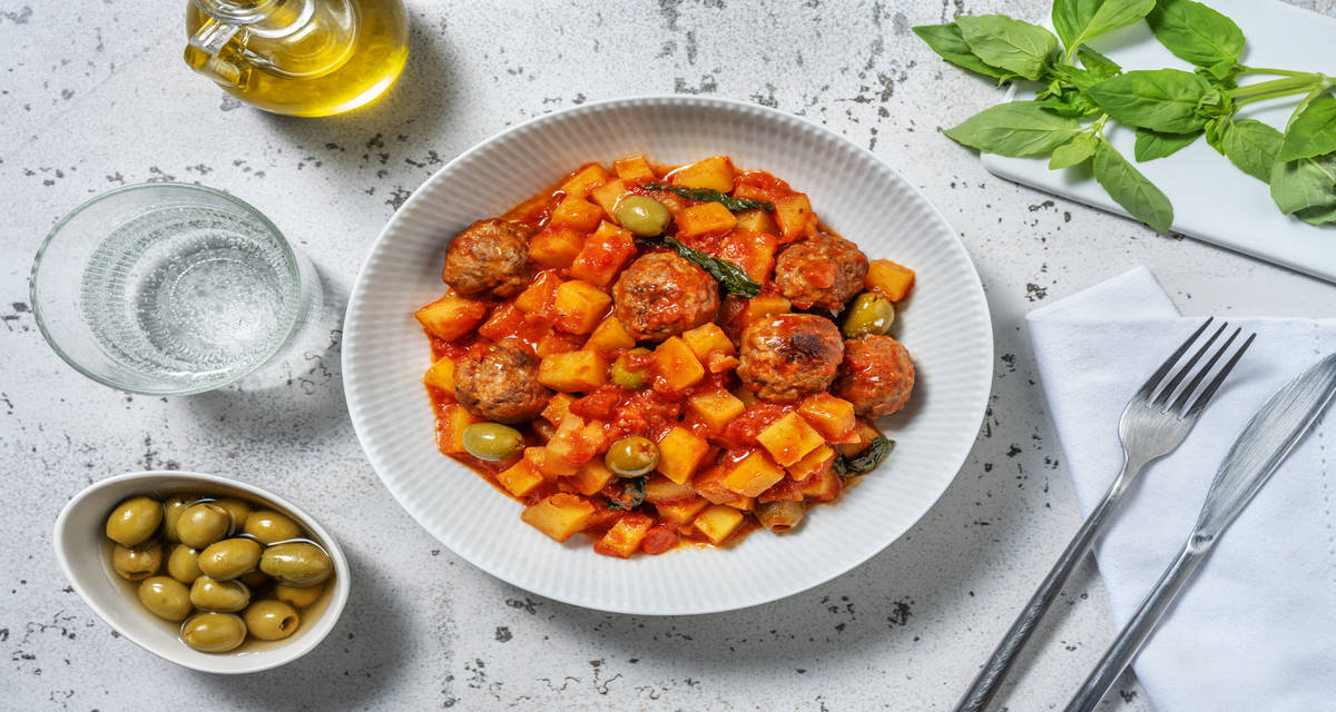 Polpette e patate in umido con sugo di pomodoro, olive e basilico