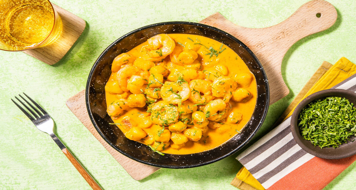 Gnocchis al curry rojo con langostinos con leche de coco y cilantro fresco
