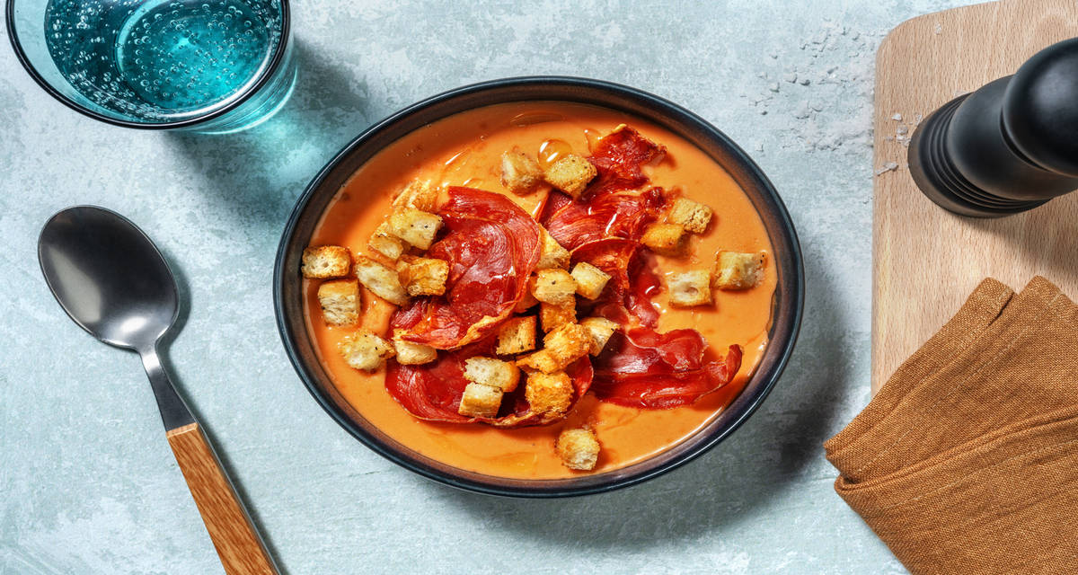 Salmorejo casero al estilo andaluz con crujiente de jamón serrano y picatostes