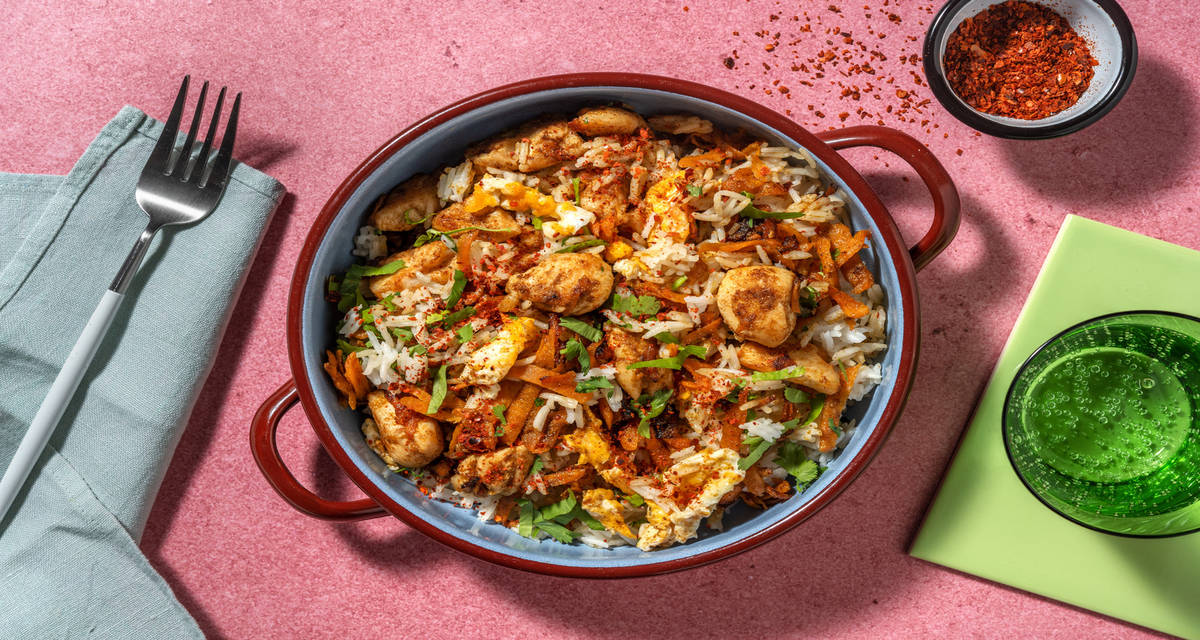 Arroz frito con pollo estilo chaulafán con verduras salteadas, cilantro y chili en escamas