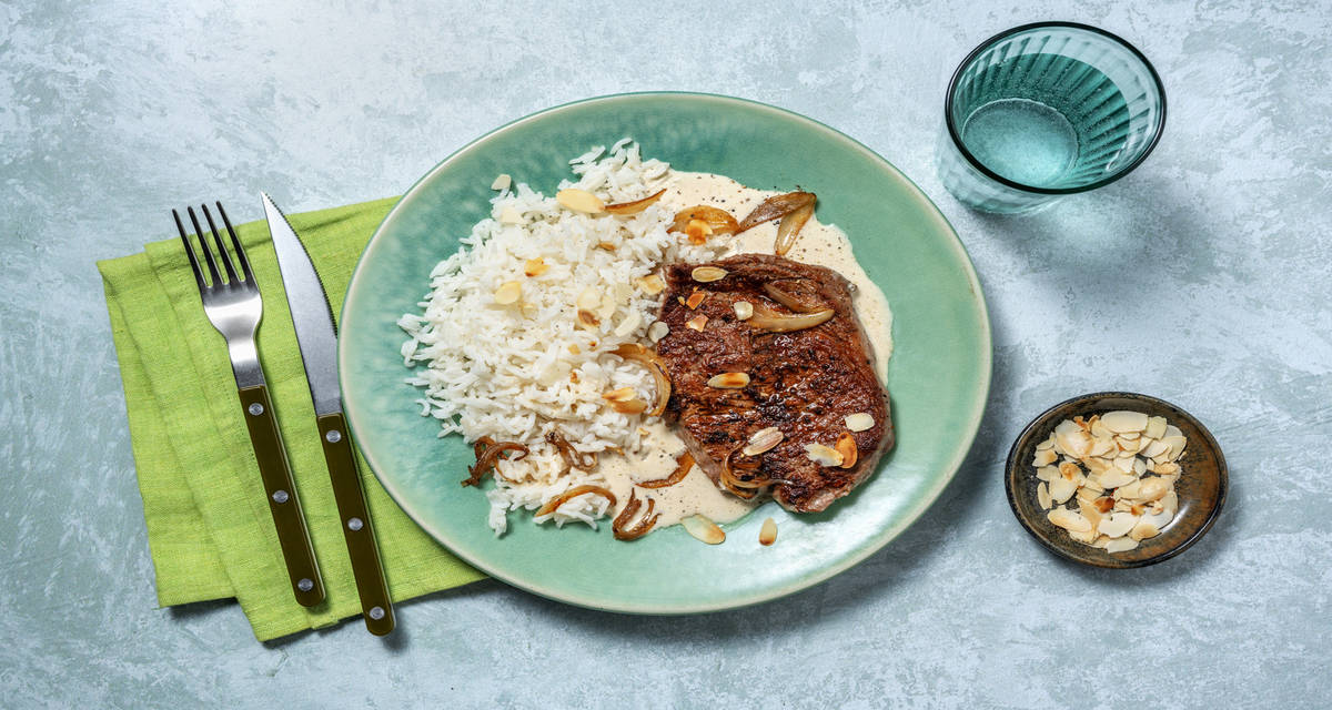 Ternera en salsa de almendras con cebolla caramelizada acompañada de arroz basmati