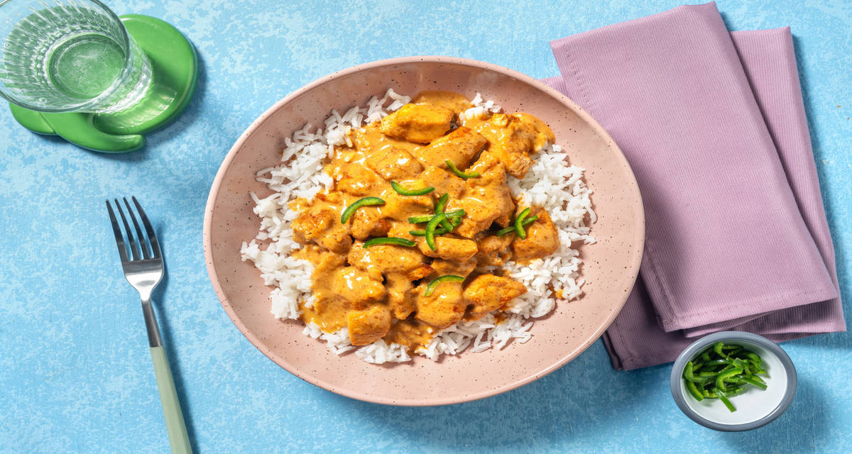 Pollo en salsa de cacahuetes estilo satay con chili verde sobre arroz basmati