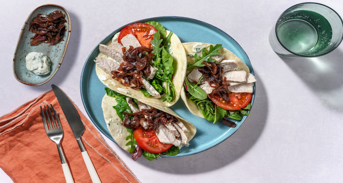 Tacos all'italiana di tagliata di pollo e pomodoro con cipolle caramellate e ricotta al basilico