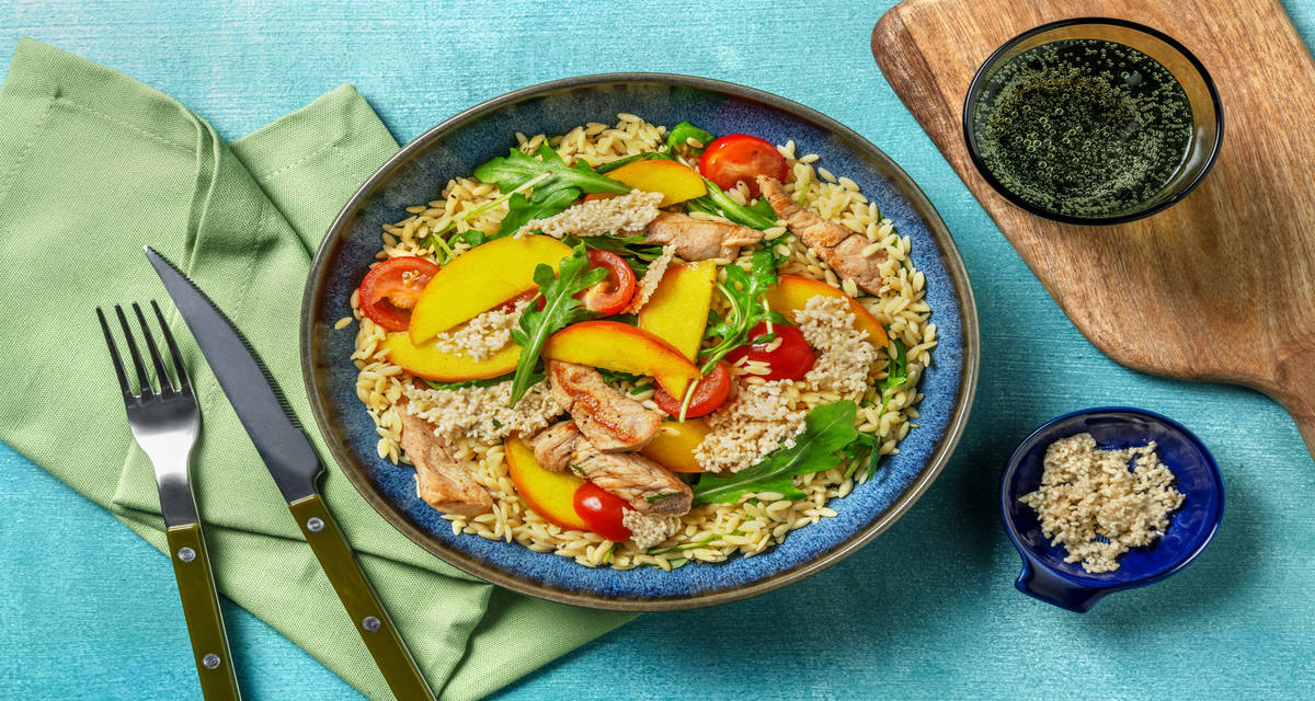 Ensalada de orzo y lomo en especias magrebíes con manzana caramelizada y sésamo garrapiñado
