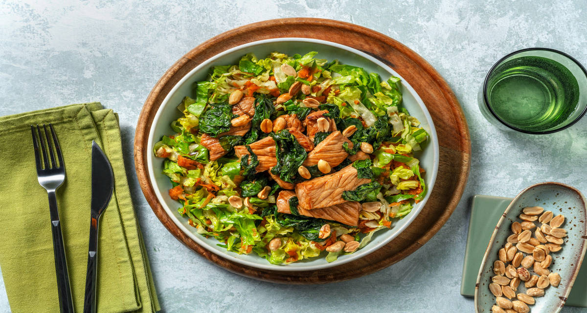 Ensalada asiática con cerdo adobado con espinacas, cacahuetes y vinagreta de soja y jengibre