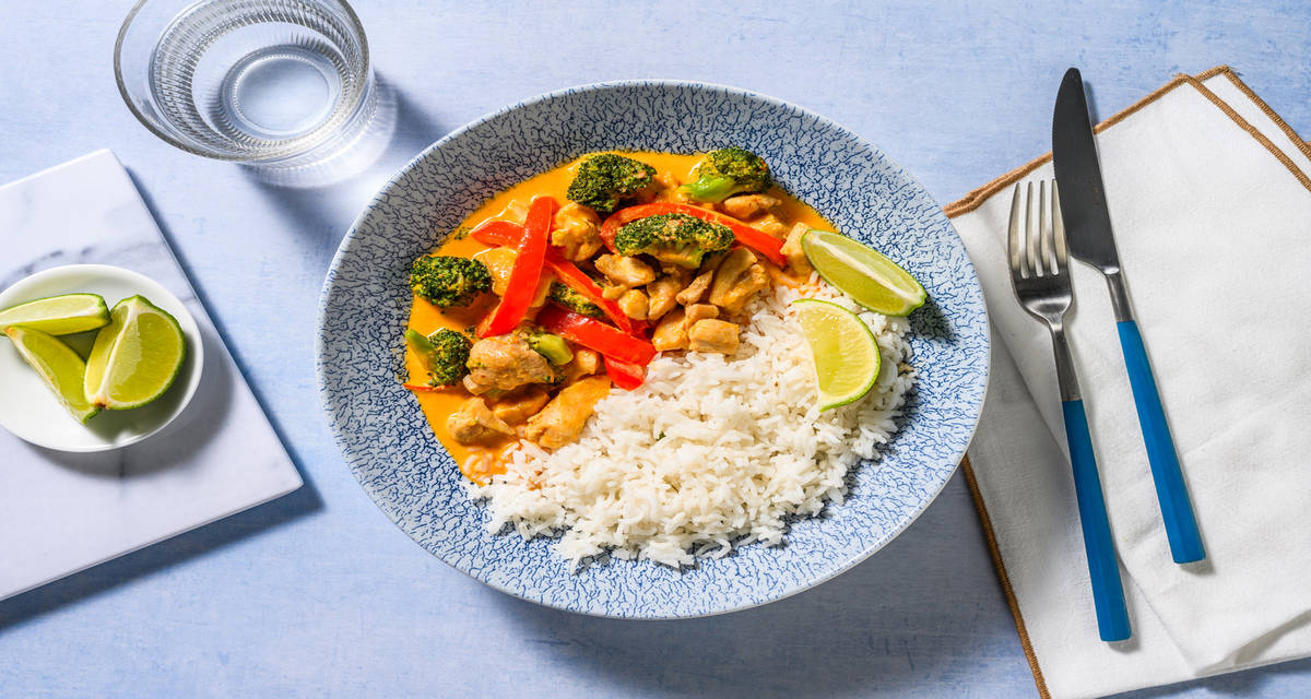 Pollo al curry estilo tailandés con verduras sobre arroz basmati