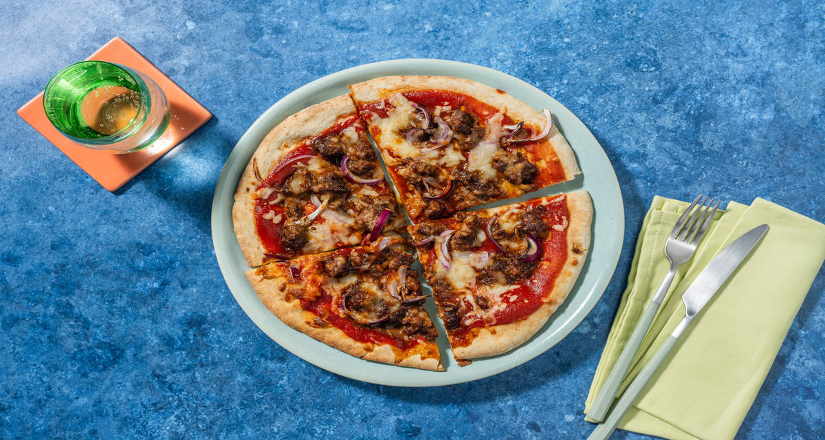 Pizza barbacoa con carne de ternera con cebolla