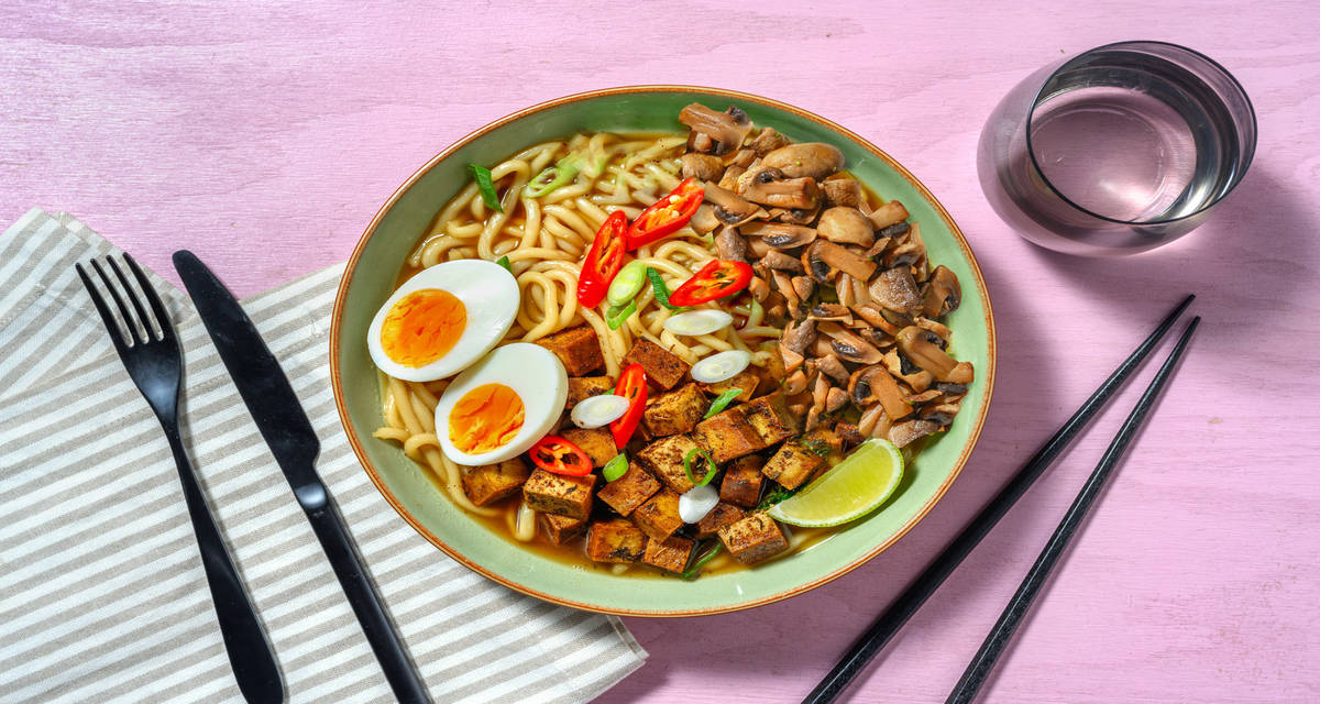 Ramen casero con tofu fideos udon y portobellos salteados