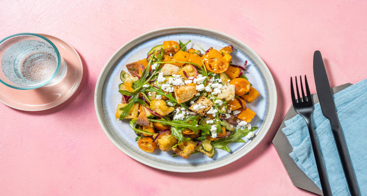 Ensalada panzanella con boniato asado con verduras salteadas, queso griego y picatostes caseros