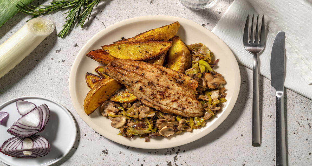 Gebakken doradefilet met zelfgemaakte rozemarijnboter met prei, champignons en aardappelen