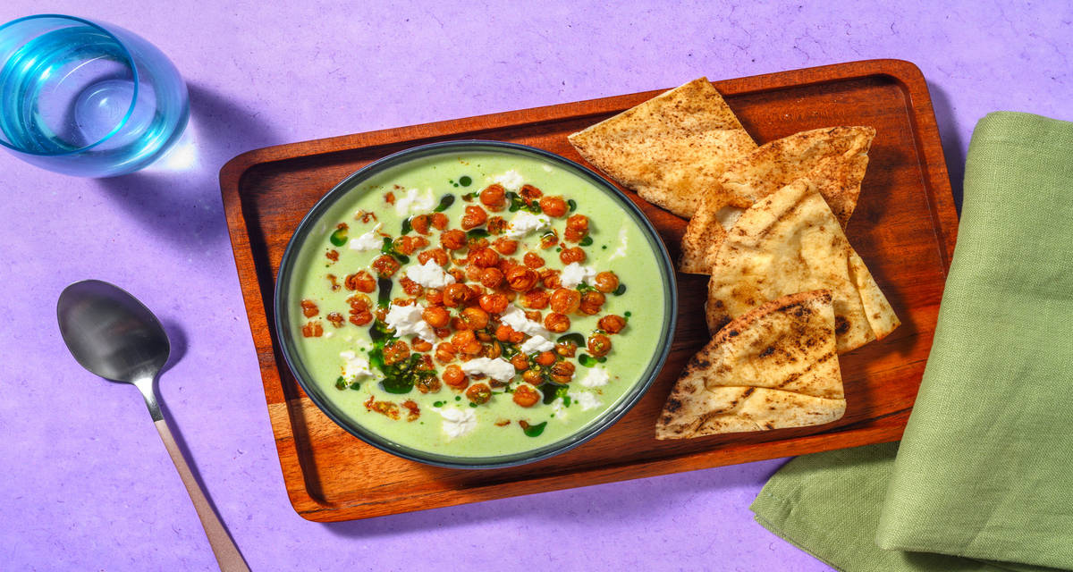 Sopa fría de pepino y albahaca con burrata con garbanzos asados, pita especiada y aceite de albahaca