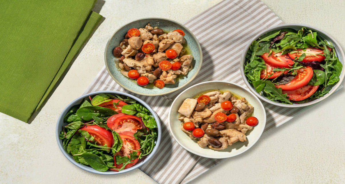 Spezzatino di pollo 100% italiano, olive e pinoli con contorno mediterraneo di pomodori, insalata e timo
