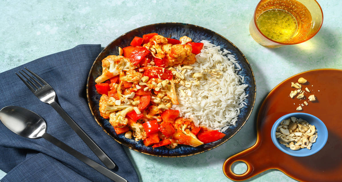 Gobi manchurian de coliflor asada con anacardos sobre arroz basmati