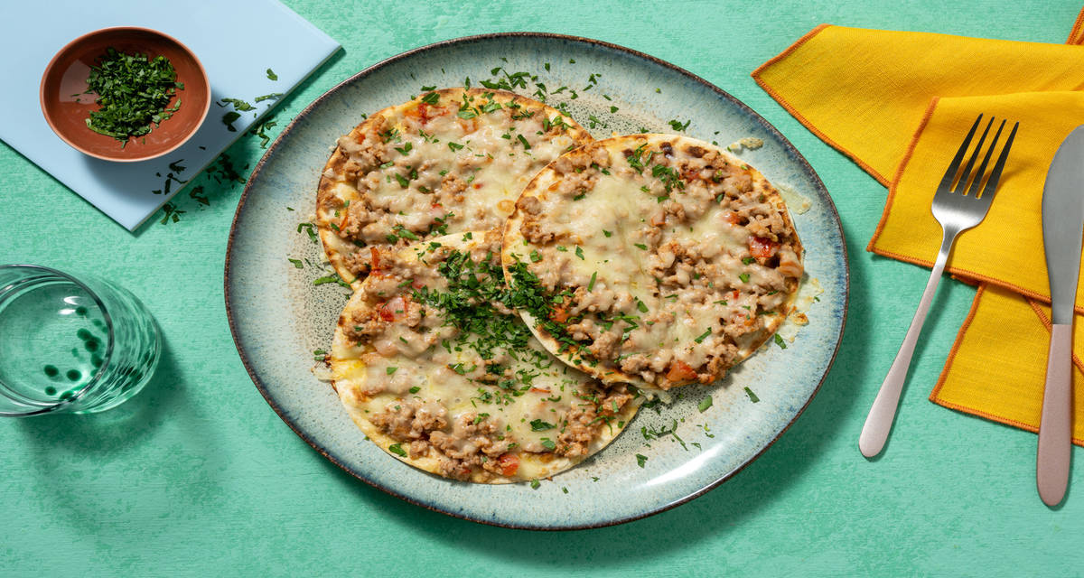 Tostadas di pollo e cheddar con pomodori e spezie all'italiana