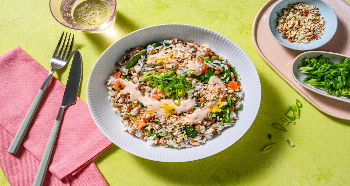 Ensalada de lentejas y arroz con avellanas aderezada con salsa cremosa de chipotle
